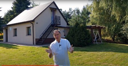 film promocyjny z agentem nieruchomości dom na sprzedaż